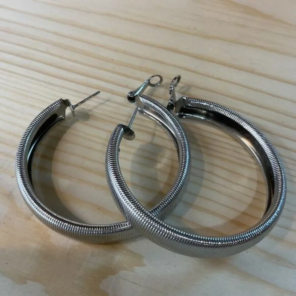 Silver-Tone Metal Hoop Earrings Ribbed Texture Design Simple Versatile Style